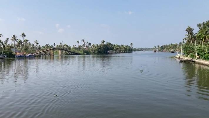 180-degree view around our houseboat